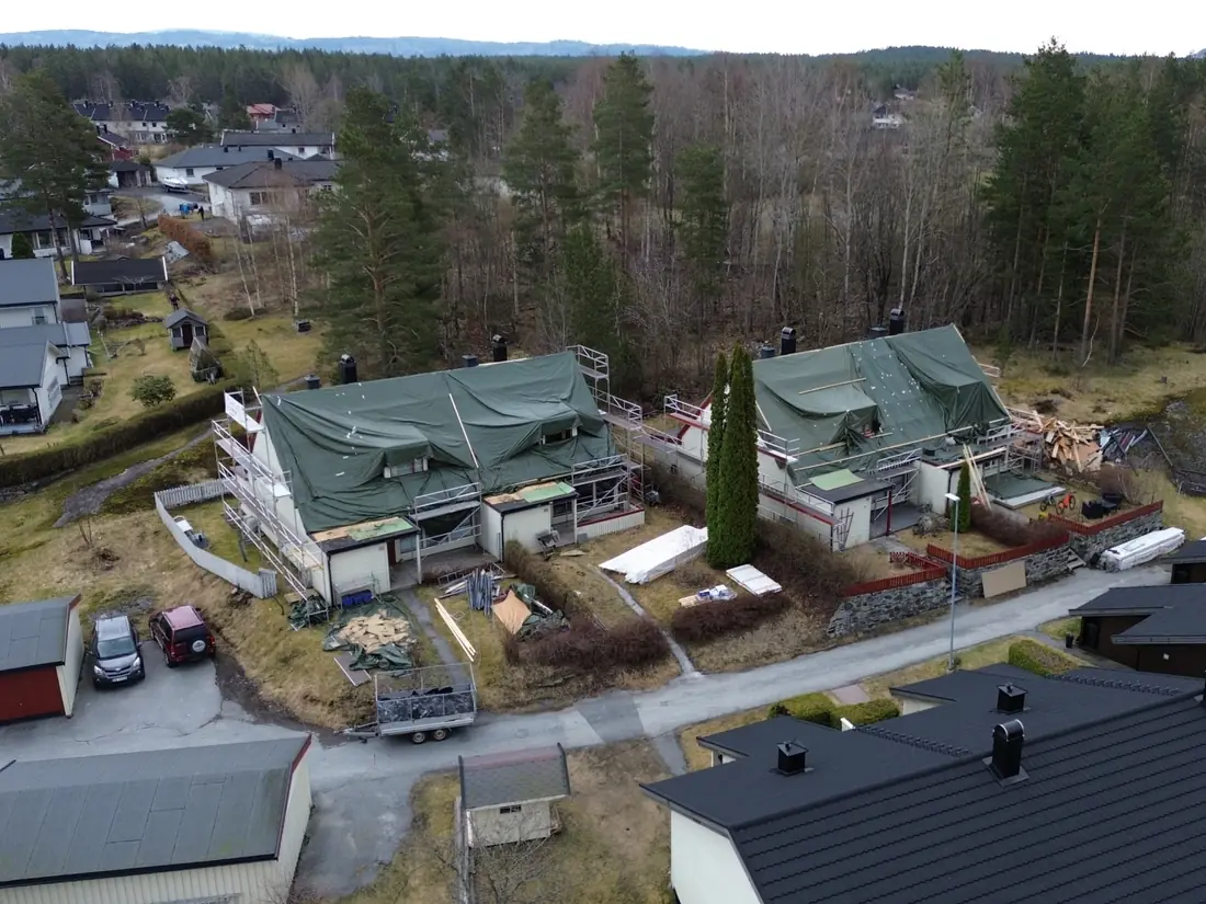 Dronebilde av Grenda borettslag på Gamlegrendåsen med nye tak under arbeid.