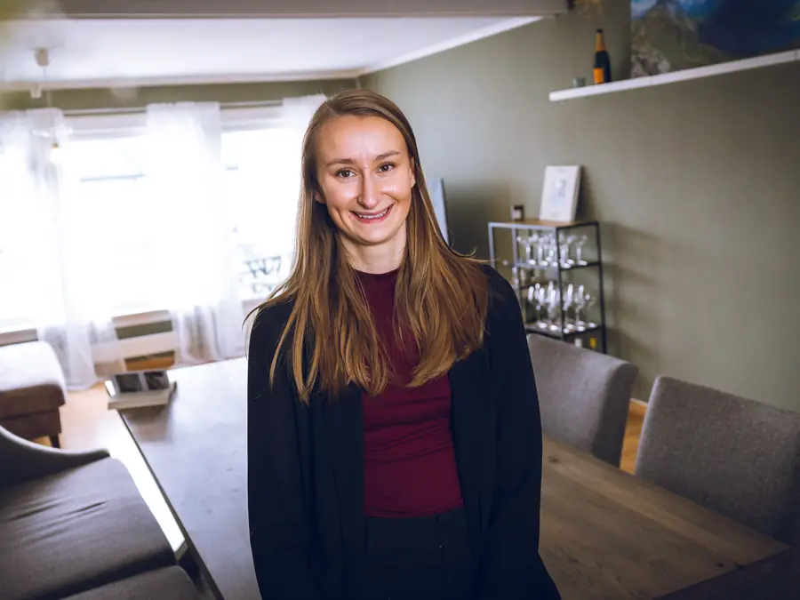 Lotte Gulbrandsen i stua i sin nye leilighet.